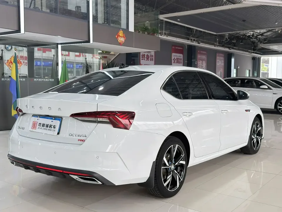 Skoda Octavia facelift PRO TSI280 DSG exclusive version 2023 — миниатюра 2
