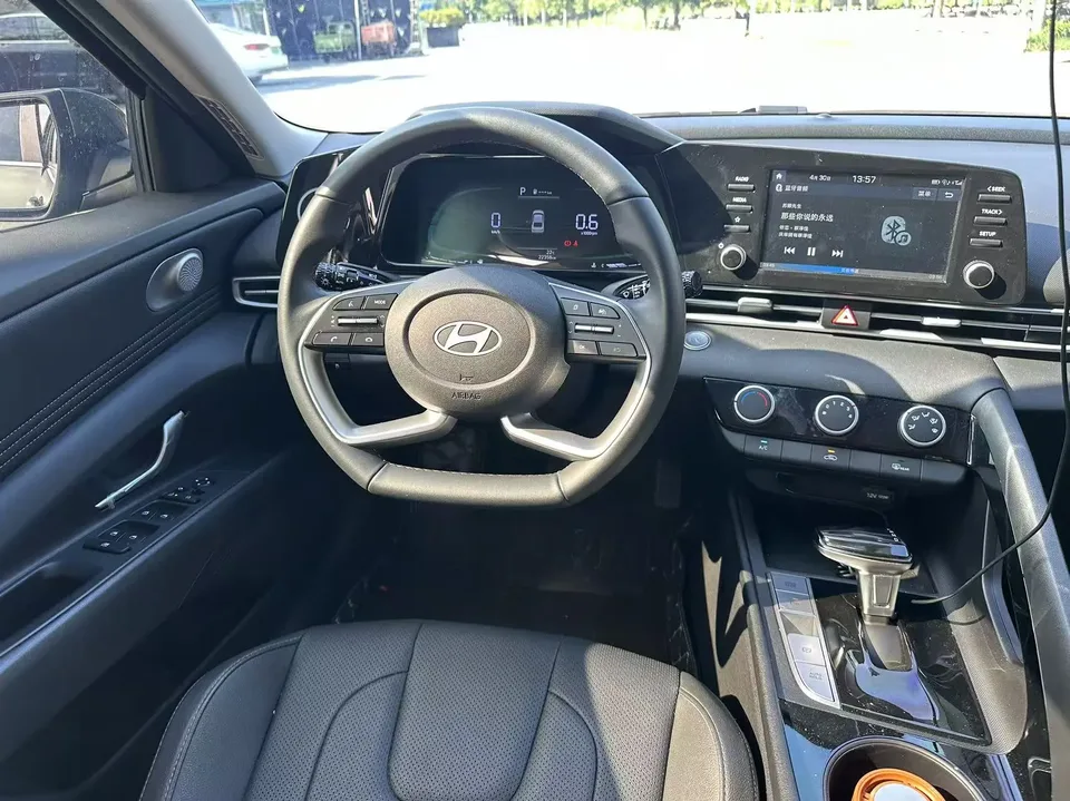 Hyundai Elantra 1.5L CVT GLX Elite Edition 2024 — миниатюра 5