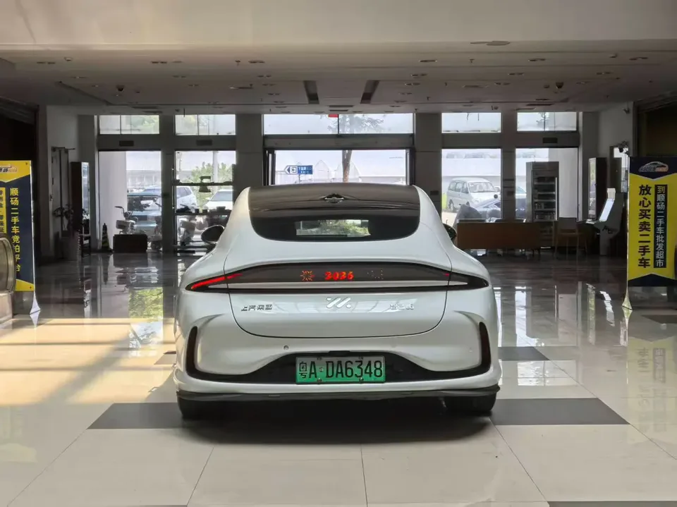 Zhiji L6 Max Standard Edition 75kWh 2025 — миниатюра 2