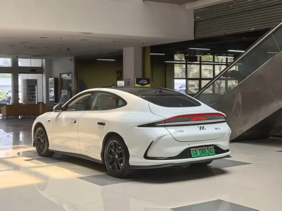 Zhiji L6 Max Standard Edition 75kWh 2025 — миниатюра 4