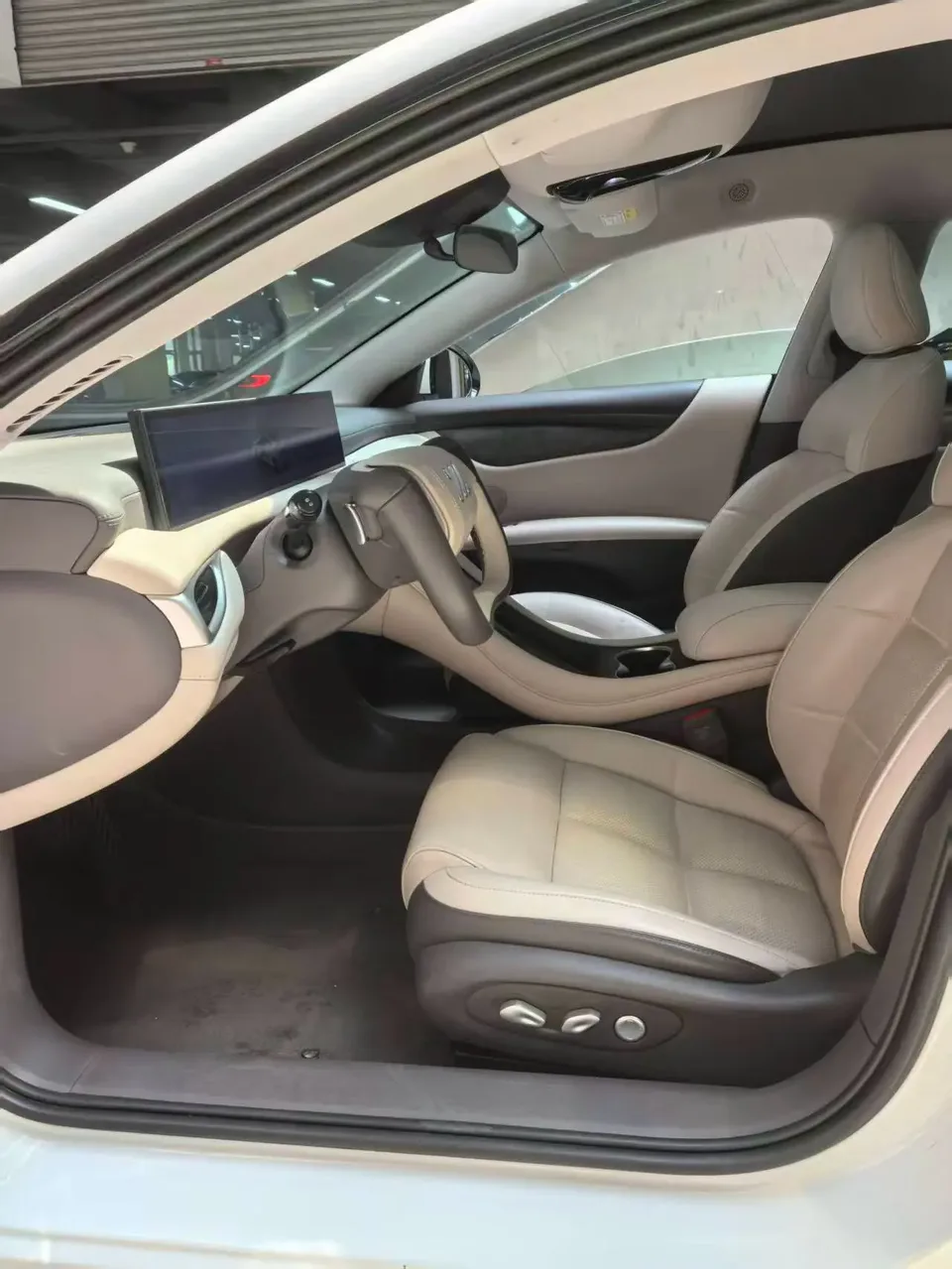 Zhiji L6 Max Standard Edition 75kWh 2025 — миниатюра 5