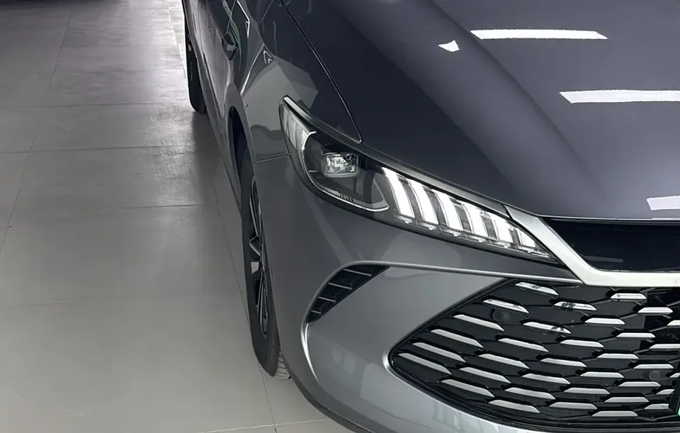 BYD Qin PLUS DM Intelligent Driving Edition DM-i 55KM Beyond Edition 2025 — миниатюра 2