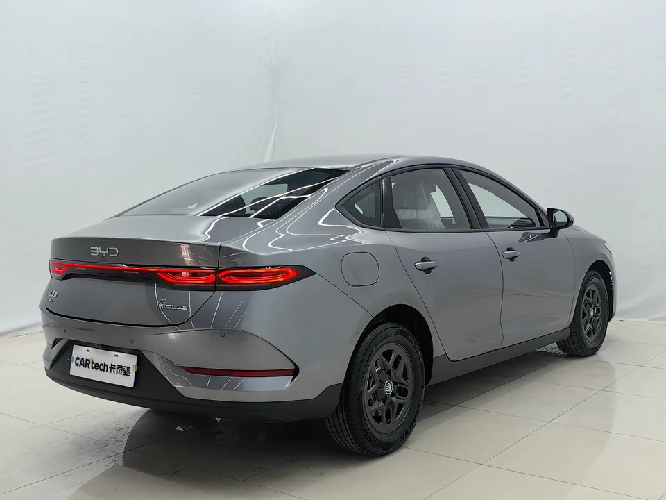 BYD Qin PLUS DM Intelligent Driving Edition DM-i 55KM Leading Edition 2026 — миниатюра 2