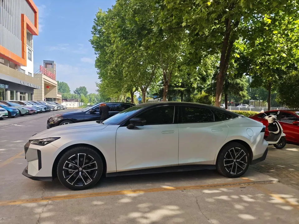 Changan UNI-V Blue Whale iDD 136km Premium Edition 2024 — миниатюра 5