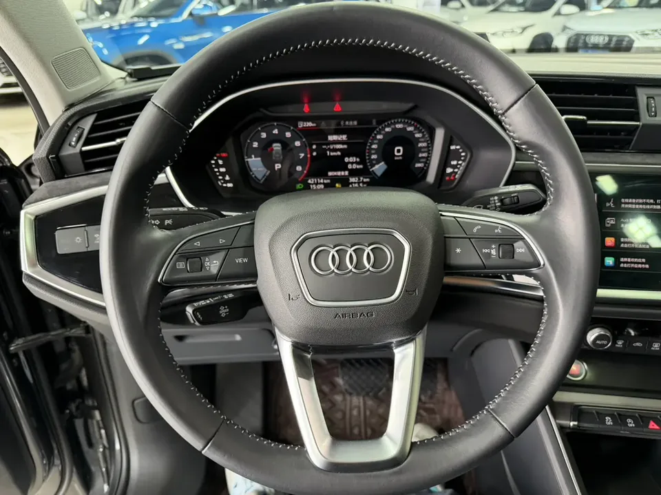 Audi Q3 Audi Q3 2022 35 TFSI aggressive and dynamic model 2022 — миниатюра 5