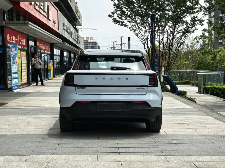 Volvo EX30 Volvo EX30 2025 rear-wheel drive long-range version Ultra 2025 — миниатюра 2
