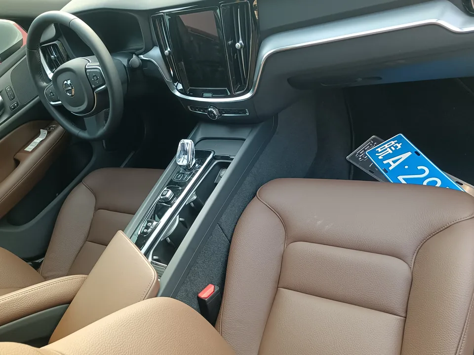 Volvo S60 S60 2026 Volvo S60 2026 B4 Zhiyi Luxury Edition 2026 — миниатюра 2