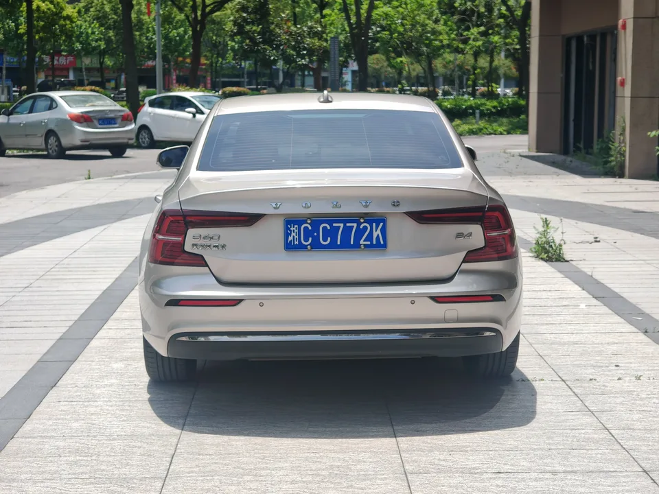 Volvo S60 Volvo S60 2023 B4 Zhiyi Luxury Edition 2022 — миниатюра 2