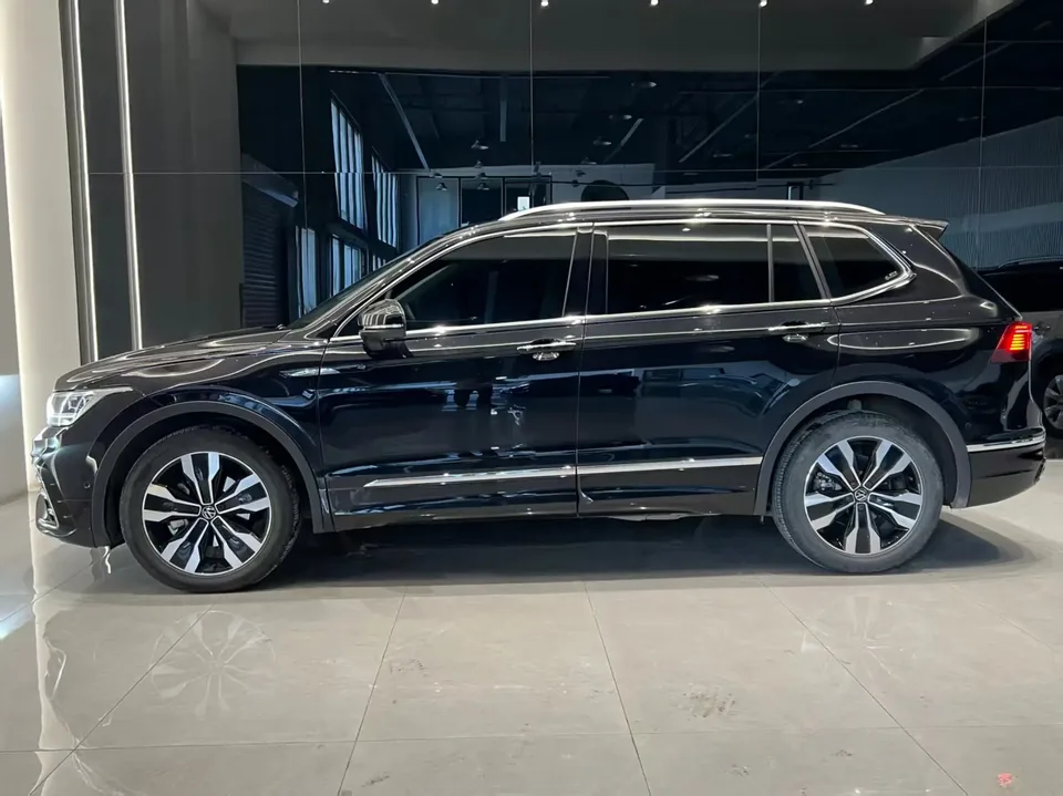 Volkswagen Tiguan L Tiguan L 2023 330TSI 2WD R-Line Enjoy Edition 2023 — миниатюра 4