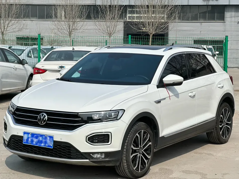 Volkswagen T-Roc Tangeu 280TSI DSG two-wheel drive luxury smart version 2023 — фото 1, купить с доставкой в Москву