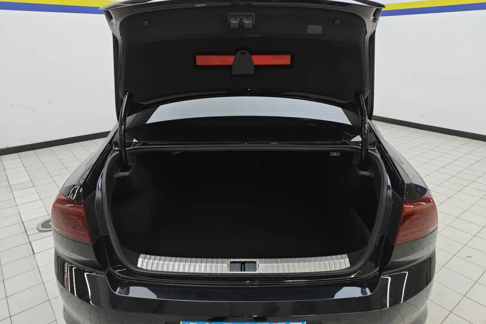 Volkswagen Magotan Magotan 2023 2 million commemorative edition 330TSI DSG leading model 2024 — миниатюра 5