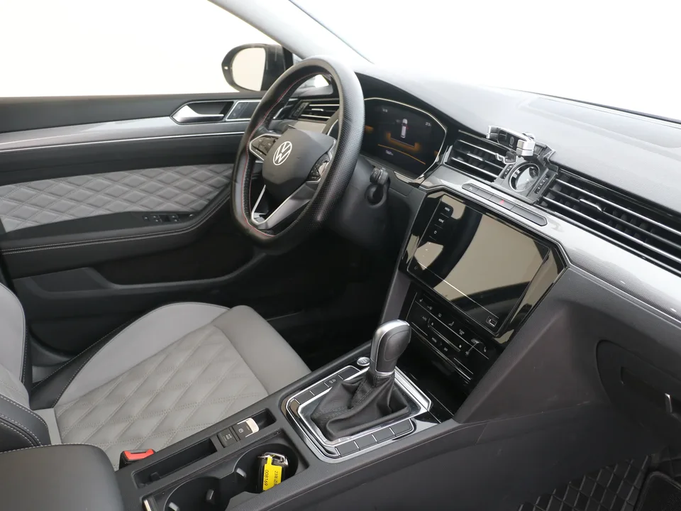 Volkswagen Magotan Magotan 2023 2 million commemorative edition 330TSI DSG leading model 2023 — миниатюра 5