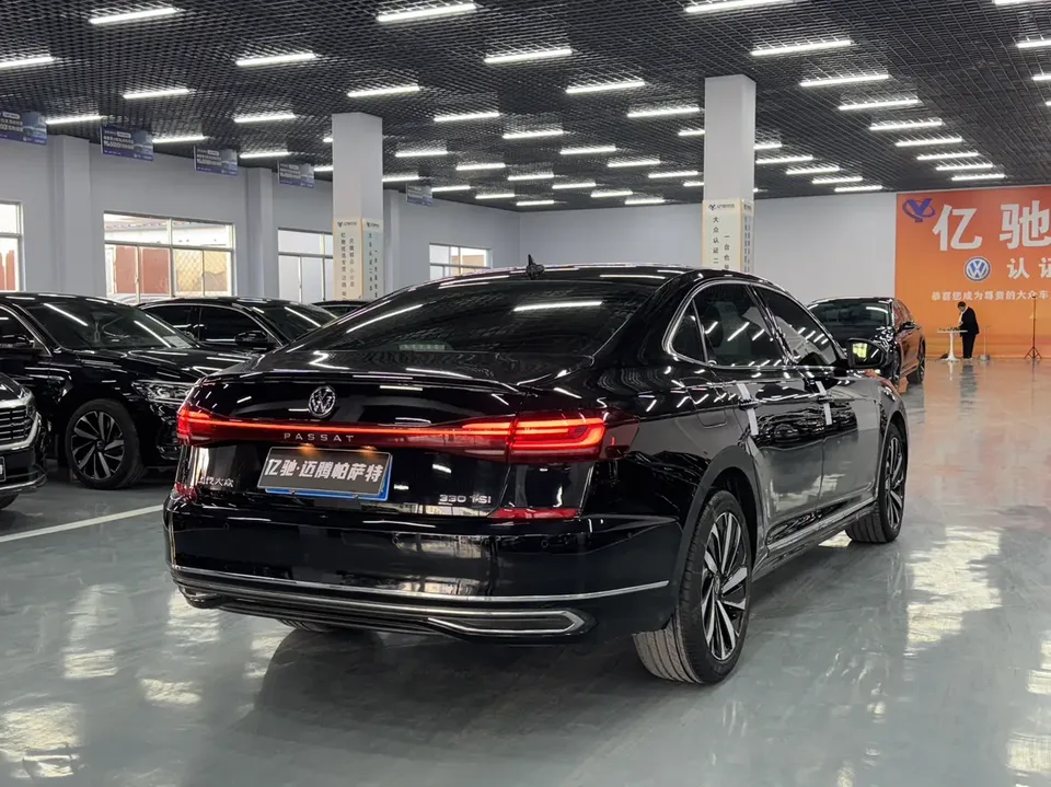 Volkswagen Passat Passat 2022 330TSI Deluxe Edition 2022 — миниатюра 2