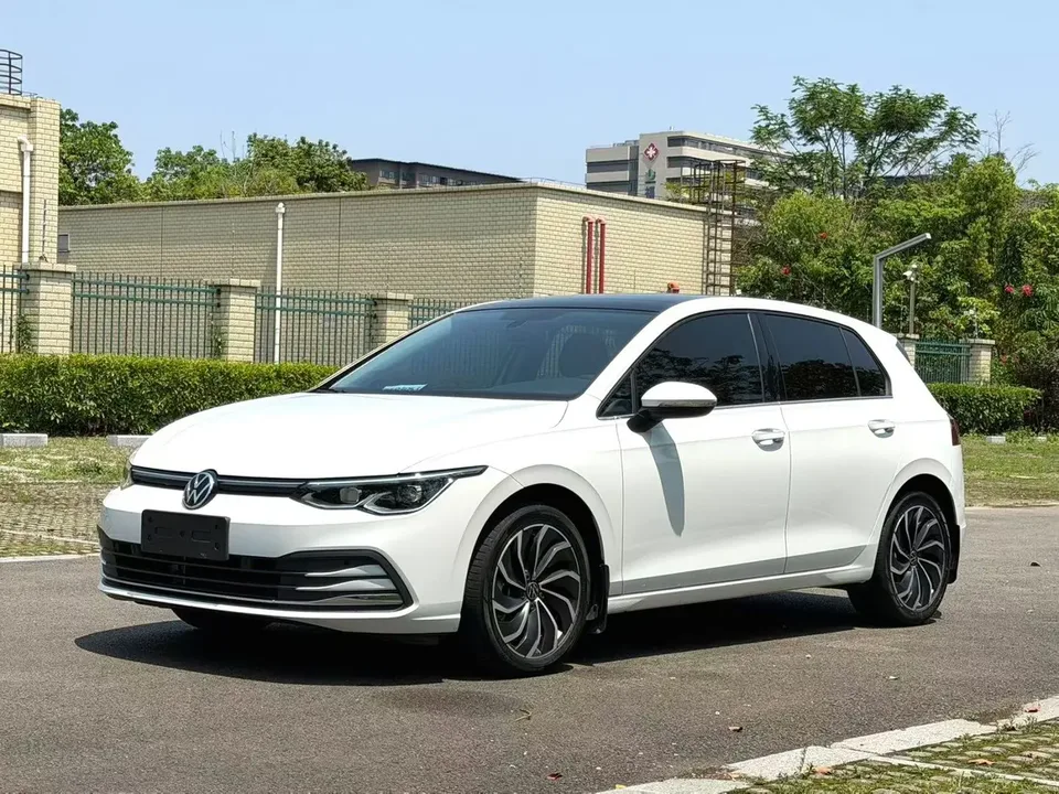 Volkswagen Golf Golf 2021 280TSI DSG R-Line 2023 — фото 1, купить с доставкой в Москву