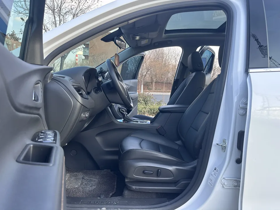 Chevrolet Equinox Explorer 2022 535T Yujie Edition 2022 — миниатюра 5