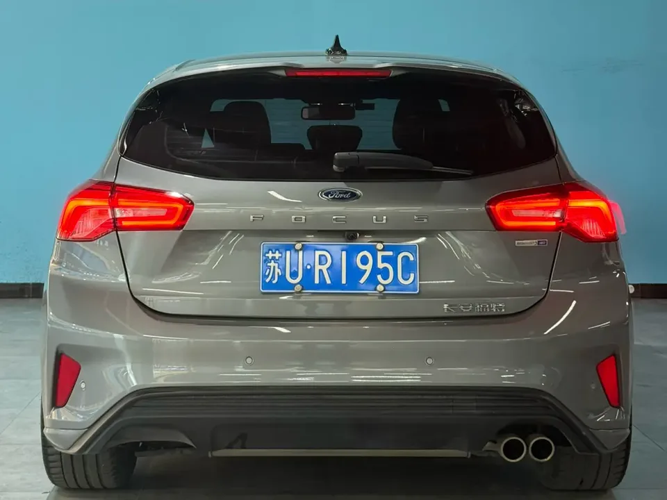 Ford Focus Hatchback EcoBoost 180 Automatic S Edition 2022 — миниатюра 2
