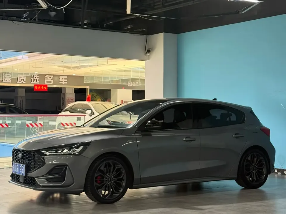 Ford Focus Hatchback EcoBoost 180 Automatic S Edition 2022 — миниатюра 4