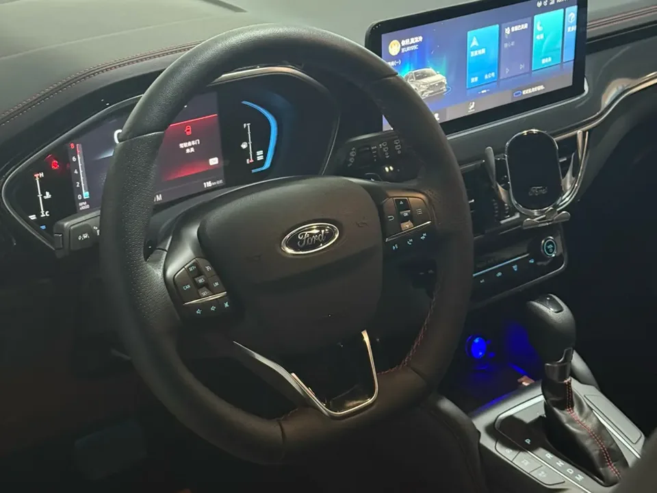 Ford Focus Hatchback EcoBoost 180 Automatic S Edition 2022 — миниатюра 5