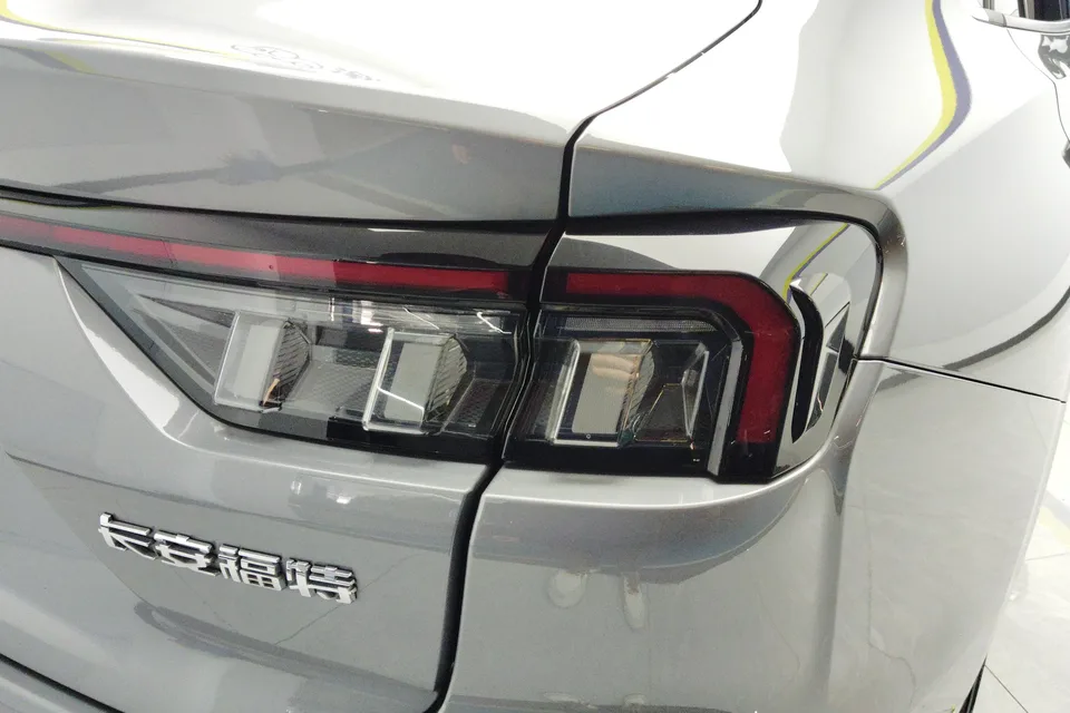 Ford Mondeo facelift EcoBoost 245 luxury model 2023 — миниатюра 2