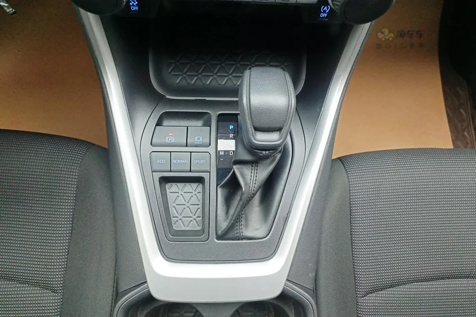 Toyota RAV4 2.0L CVT 2WD Urban Edition 2022 — миниатюра 5