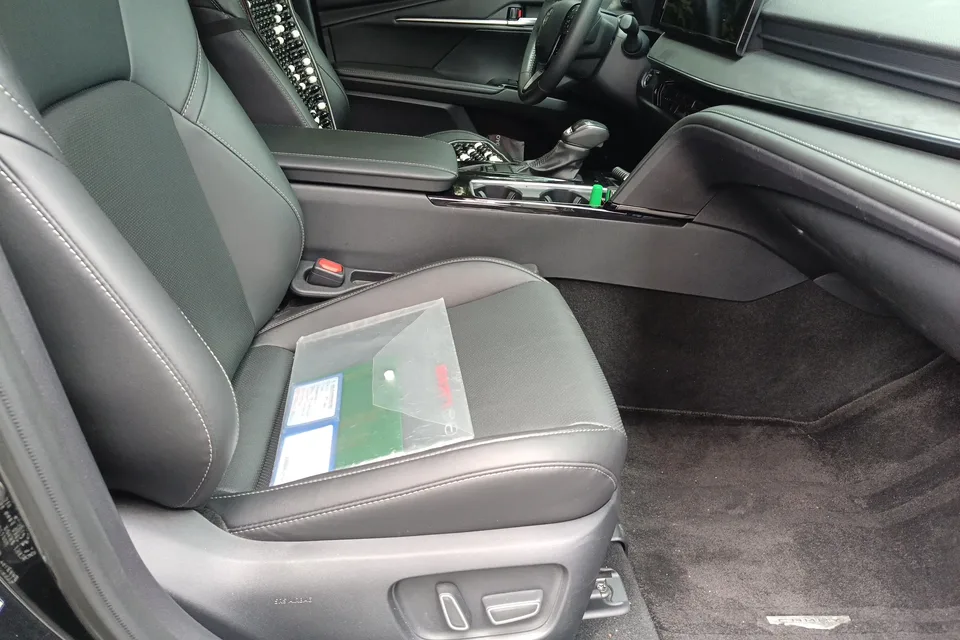 Toyota Camry Hybrid 2.0HGVP Luxury Edition 2025 — миниатюра 3