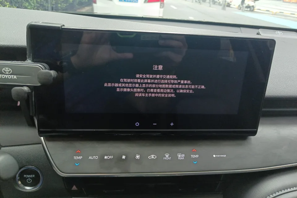 Toyota Camry Hybrid 2.0HGVP Luxury Edition 2025 — миниатюра 4