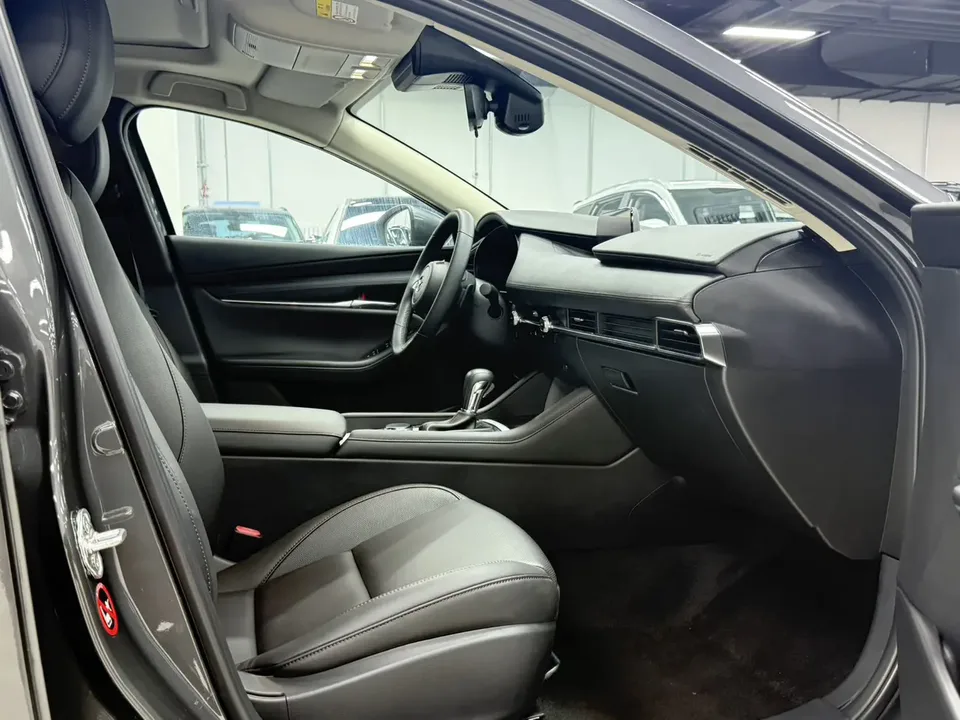 Mazda Axela 2.0L automatic premium version 2022 — миниатюра 4
