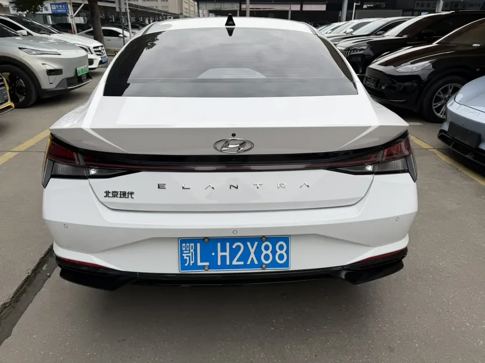 Hyundai Elantra 1.5L CVT LUX Premium Edition 2023 — миниатюра 2