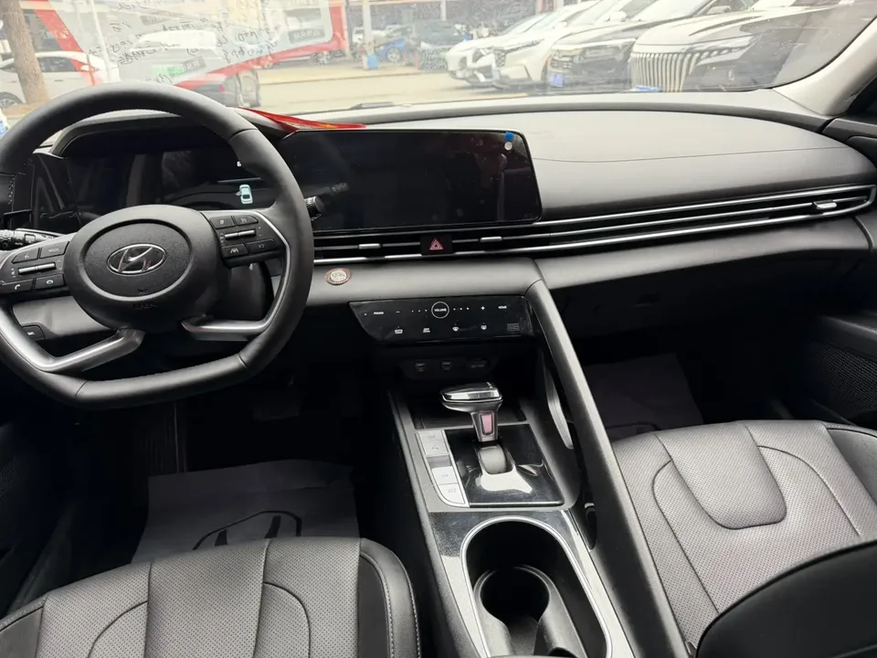 Hyundai Elantra 1.5L CVT LUX Premium Edition 2023 — миниатюра 3