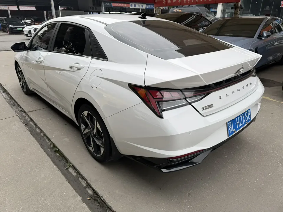 Hyundai Elantra 1.5L CVT LUX Premium Edition 2023 — миниатюра 4