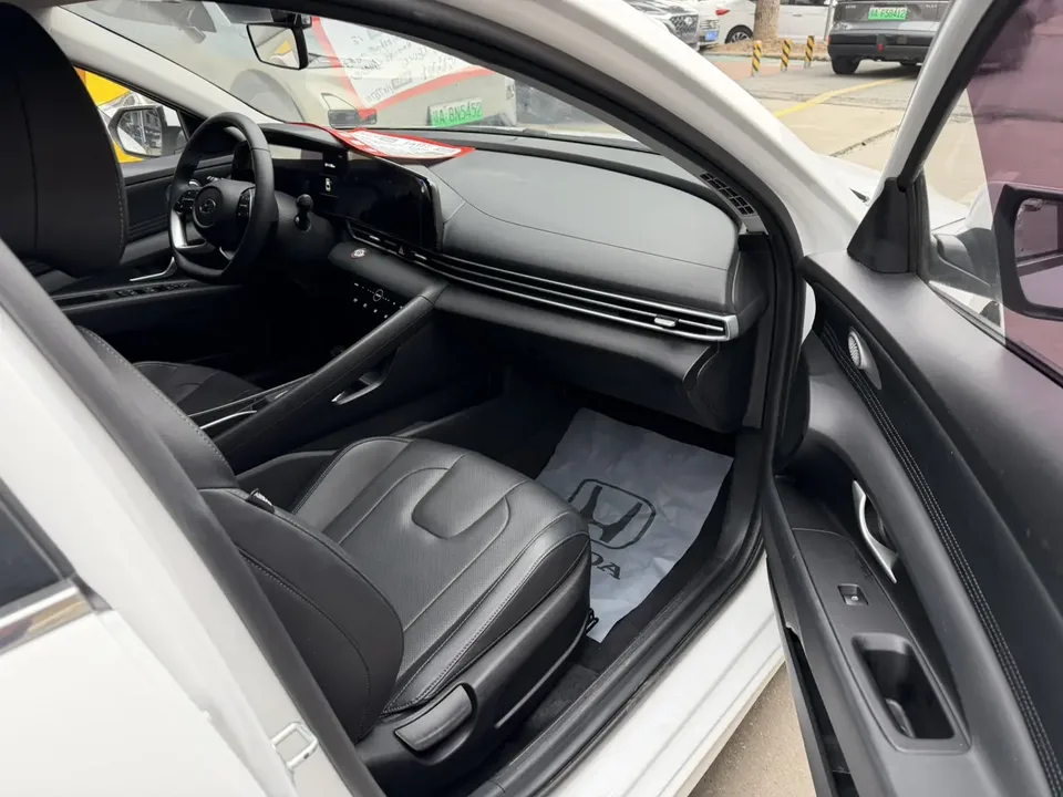Hyundai Elantra 1.5L CVT LUX Premium Edition 2023 — миниатюра 5