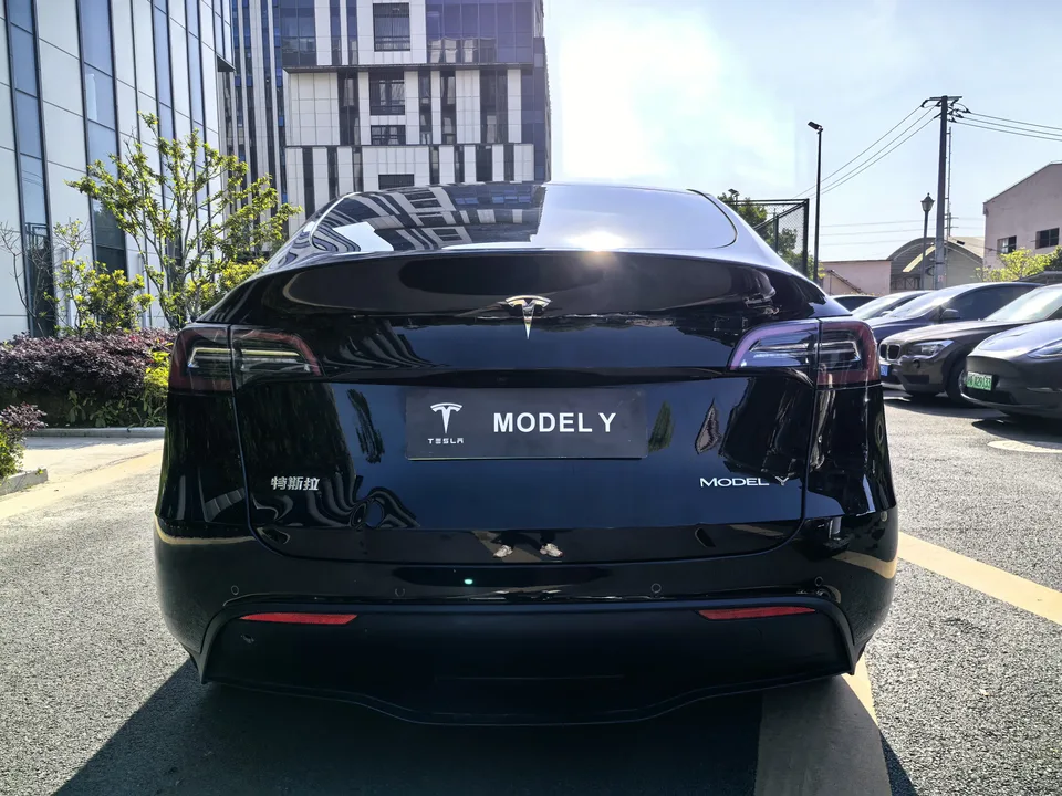 Tesla Model Y rear-wheel drive version 2023 — миниатюра 2