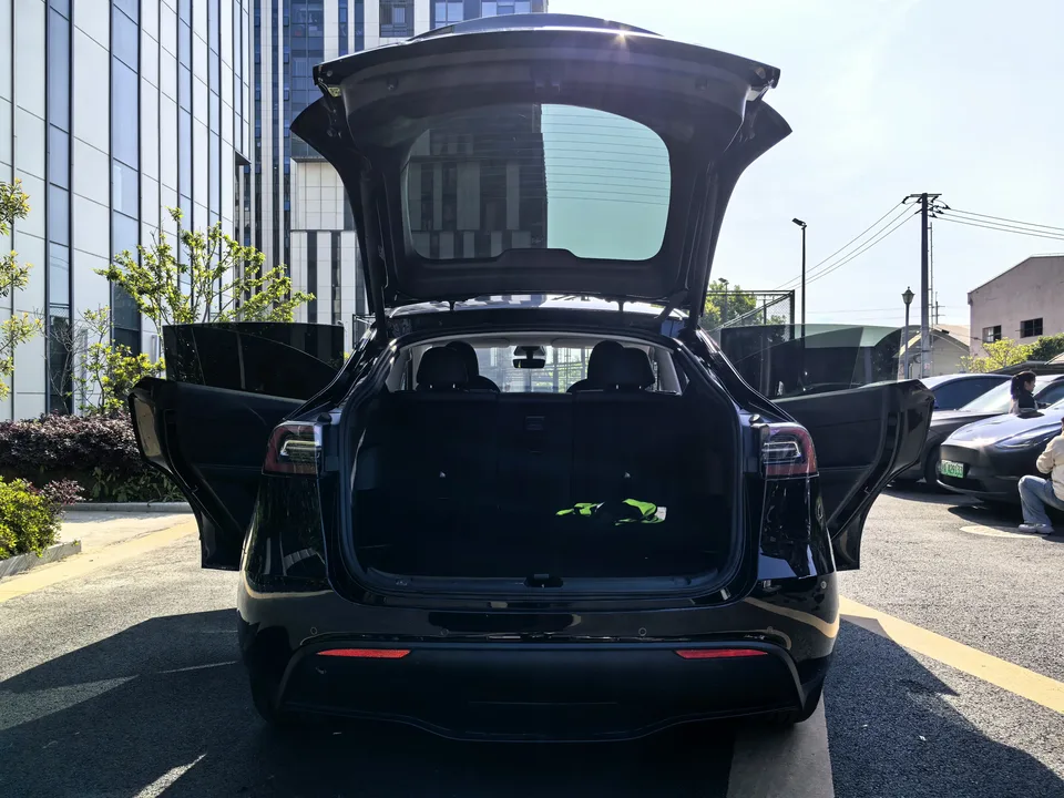 Tesla Model Y rear-wheel drive version 2023 — миниатюра 4