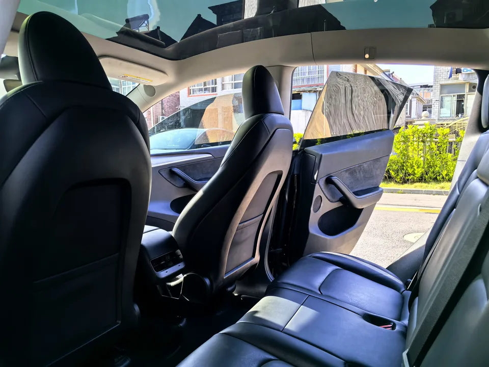 Tesla Model Y rear-wheel drive version 2023 — миниатюра 5