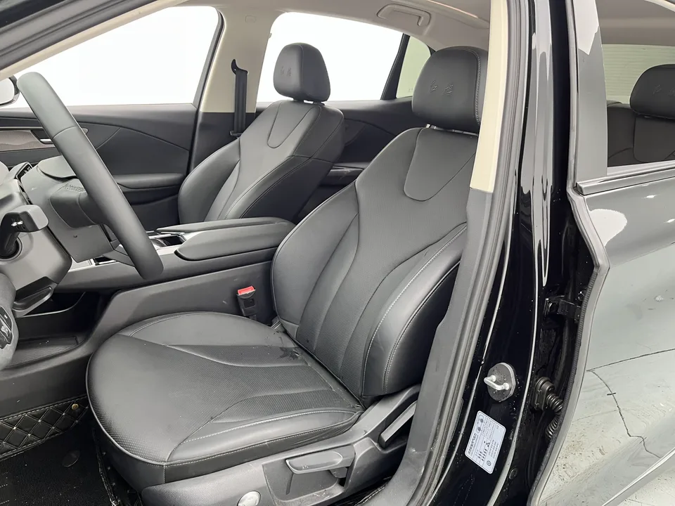 Hongqi E-QM5 charging 431km enjoyment version 5 seats 2023 — миниатюра 4