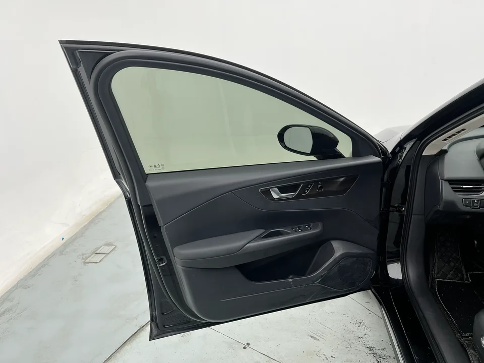Hongqi E-QM5 charging 431km enjoyment version 5 seats 2023 — миниатюра 5