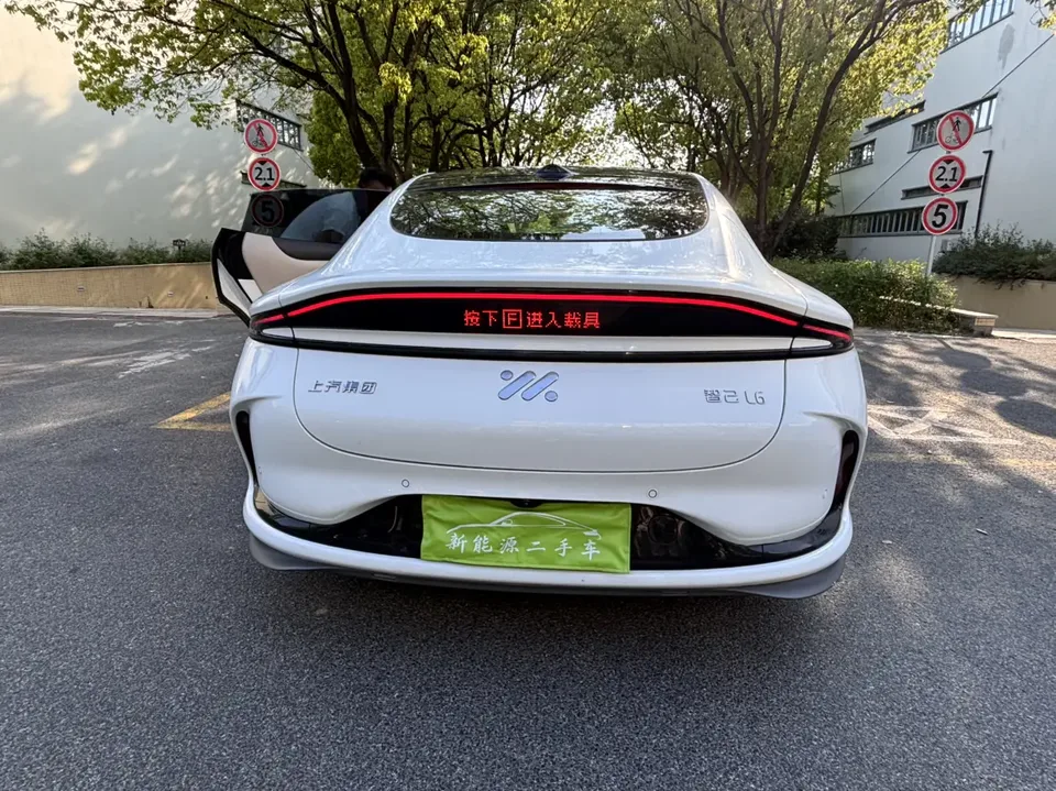 Zhiji L6 Max Standard Edition 75kWh 2025 — миниатюра 2