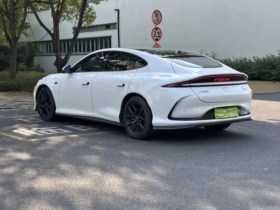 Zhiji L6 Max Standard Edition 75kWh 2025 — миниатюра 4