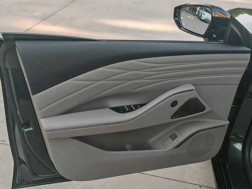 Geely Galaxy Star 8 PHEV 130km EM-i Premium Edition 2025 — миниатюра 3
