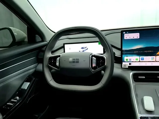 Geely Galaxy L6 1.5 EM-i DHT 140KM Exploration+ Edition 2025 — миниатюра 4