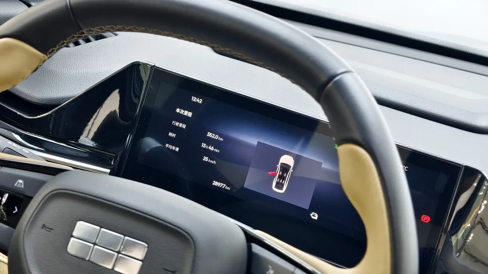 Geely Galaxy L6 Longteng Edition 1.5T DHT 125km PLUS 2024 — миниатюра 3