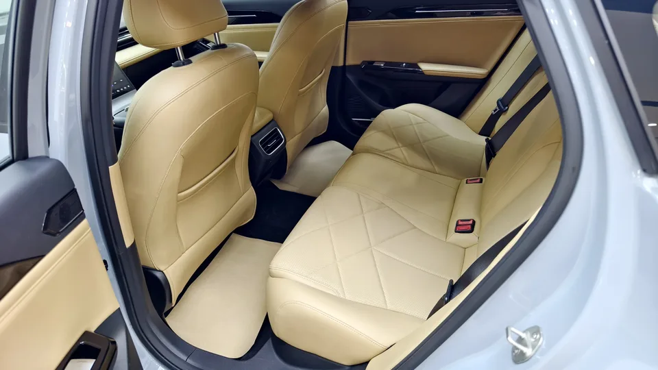 Geely Galaxy L6 Longteng Edition 1.5T DHT 125km PLUS 2024 — миниатюра 4