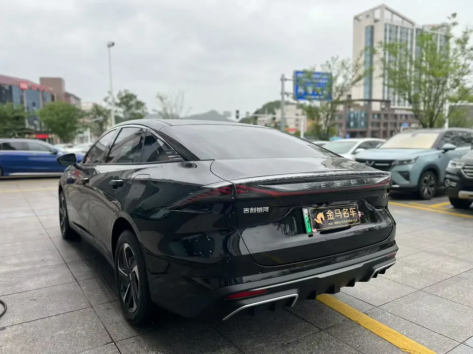 Geely Galaxy L6 1.5 EM-i DHT 140KM Exploration+ Edition 2025 — миниатюра 4