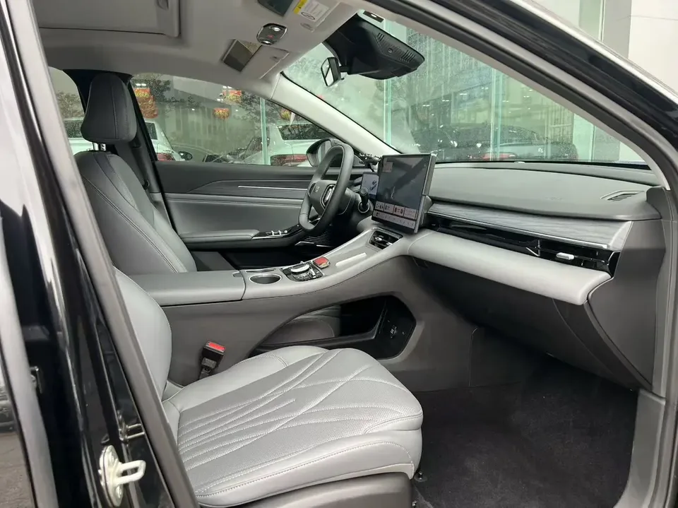 Geely Galaxy L6 1.5 EM-i DHT 140KM Exploration+ Edition 2025 — миниатюра 5