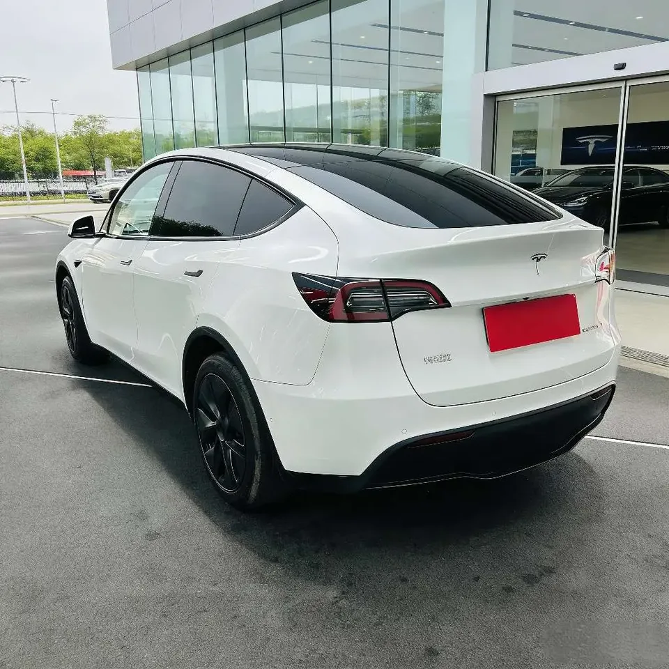 Tesla Model Y rear-wheel drive version 2023 — миниатюра 4