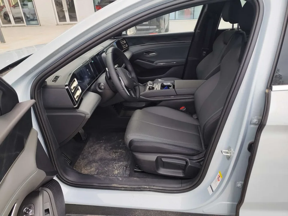 BYD Qin L DM Intelligent Driving Edition DM-i 80KM Leading Edition 2025 — миниатюра 3
