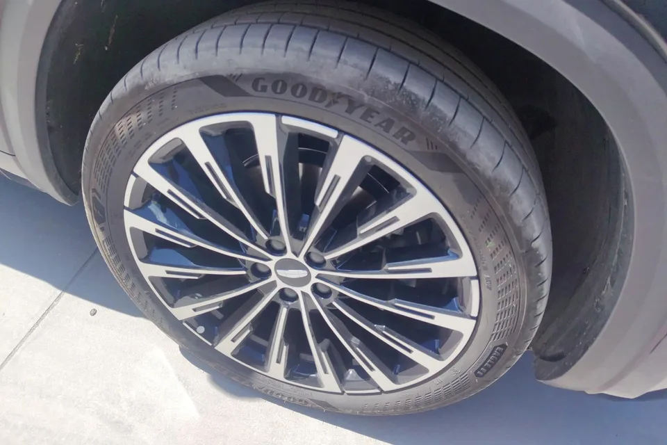 Geely Monjaro Xingyue L 2025 2.0TD High Power Automatic 2WD Dongfang Yao Lanxing Edition 2025 — миниатюра 2