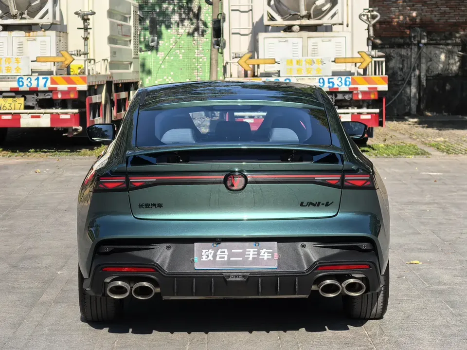 Changan UNI-V 2.0T third-generation JinQing model 2026 — миниатюра 2