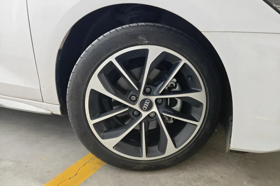 Audi A3 Sportback 35 TFSI Aggressive Sports 2023 — миниатюра 3