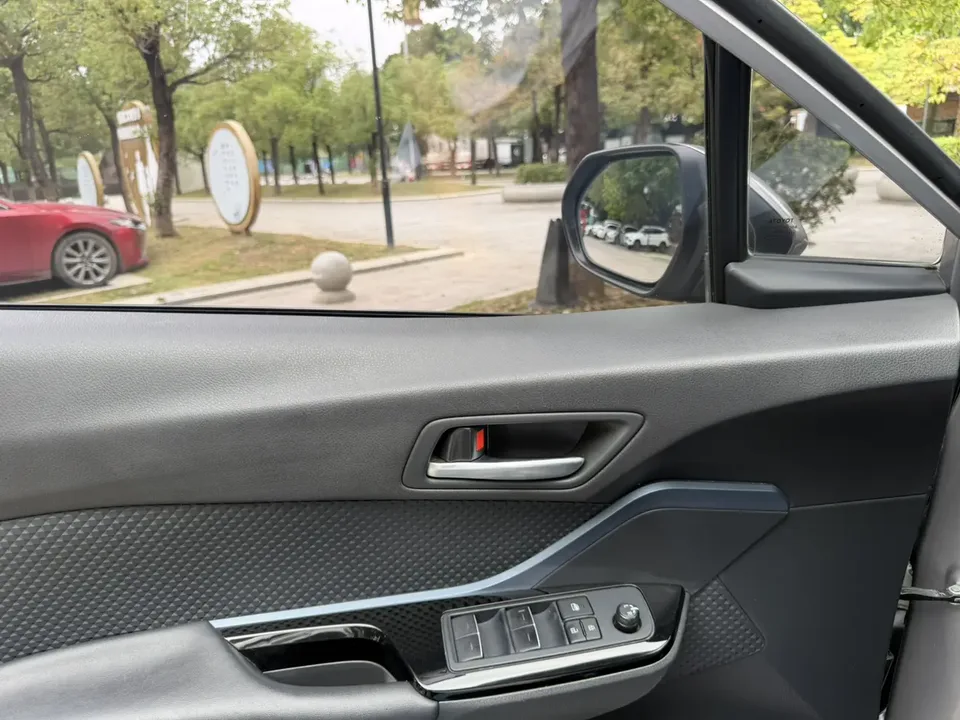 Toyota C-HR Hybrid 2.0L Yichi Edition 2022 — миниатюра 3